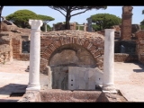 07369 ostia - regio iv - insula iii - domus delle colonne (iv,iii,1) - raum (d) - hof - nymphaeum - bli ri nordosten - 06-2024.jpg